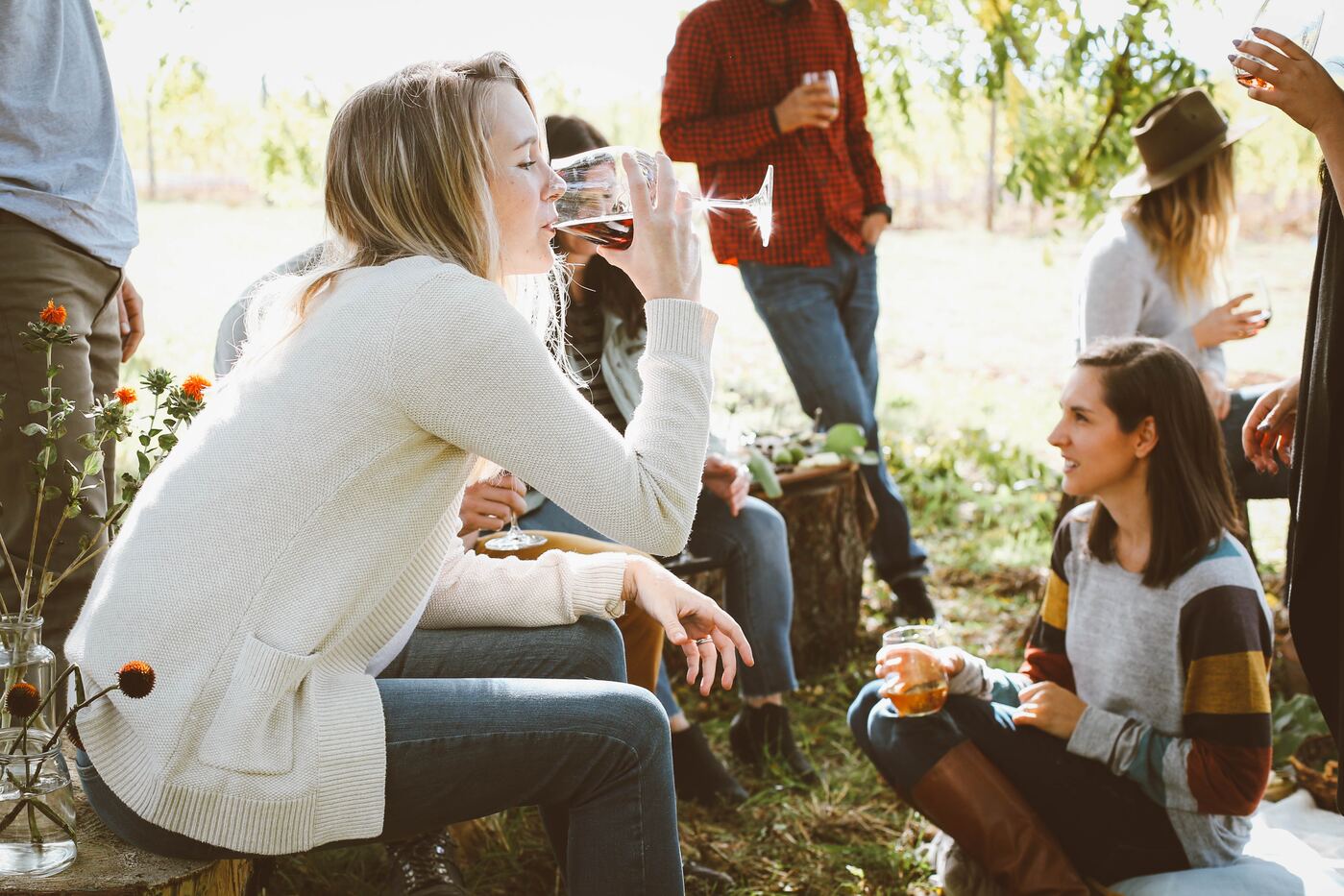 mujer bebiendo vino en un festival de verano